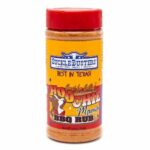 Sucklebusters Hog Waller Pork Rub (390gr) i en praktisk beholder, designet for å fremheve smaken på alt svinekjøtt med sin unike blanding av krydder.